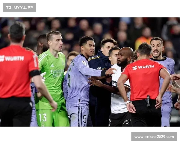 VAR判罚尺度统一争议,欧冠裁判培训制度受关注 VAR判罚尺度统一争议,欧冠裁判培训制度受关注