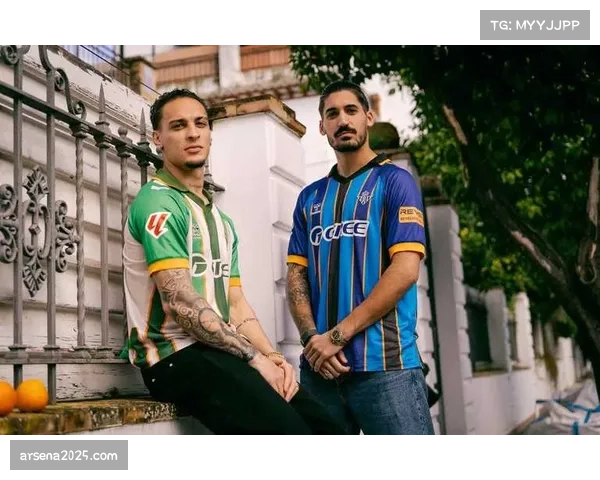 现场花絮:贝蒂斯主场为华金举办纪念仪式,传奇获赠定制球衣